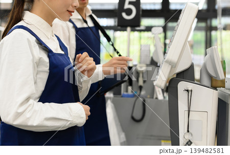 レジで働く店員たち レジで働く店員たち 139482581