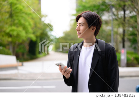 スマホを持った若い男性 スマホを持った若い男性 139482818