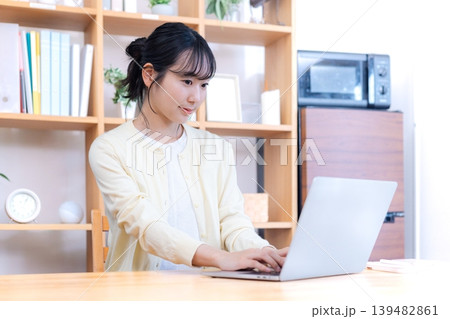 テレワーク パソコンを見ている若い女性 テレワーク パソコンを見ている若い女性 139482861