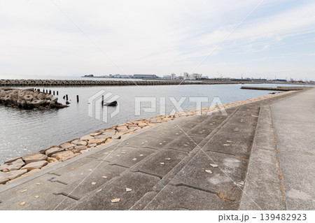 海岸にある波止場から見た景色 海岸にある波止場から見た景色 139482923