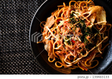黒皿に盛り付けられた焼きそば 139483133