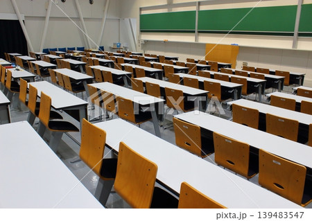 大学の大講堂 大学の大講堂 139483547