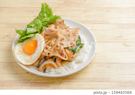 豚肉と目玉焼きライス 豚肉と目玉焼きライス 139483569