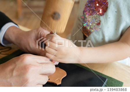レザーに打刻印を打つ子供の写真 139483868