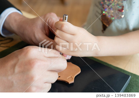 レザーに打刻印を打つ子供の写真 139483869