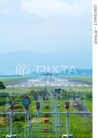 空港から離陸する飛行機 139483907