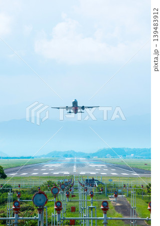 空港から離陸する飛行機 空港から離陸する飛行機 139483912