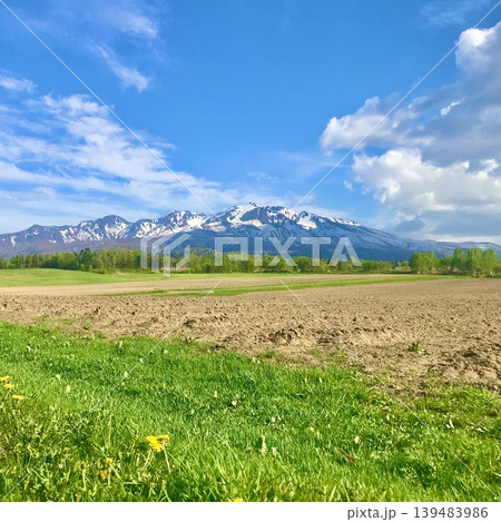 春の残雪輝く山並み Spring landscape with snowy mountains 春の残雪輝く山並み Spring landscape with snowy mountains 139483986
