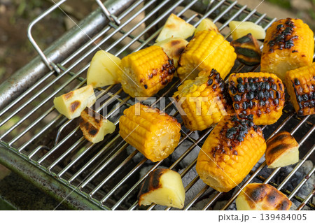 焼き目が付いたトウモロコシのグリル調理風景 焼き目が付いたトウモロコシのグリル調理風景 139484005