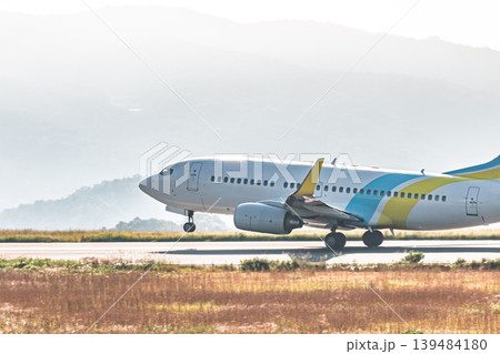 離陸する大型旅客機 139484180