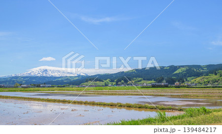 爽やかな春の田園風景 鳥海山と由利高原鉄道曲沢駅 秋田県 爽やかな春の田園風景 鳥海山と由利高原鉄道曲沢駅 秋田県 139484217