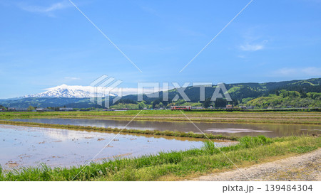 鳥海山の麓 由利高原鉄道走る 爽やかな春の田園風景 秋田県 鳥海山の麓 由利高原鉄道走る 爽やかな春の田園風景 秋田県 139484304