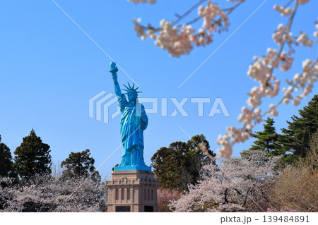 満開の桜に囲まれる自由の女神|いちょう公園の春の風景 青森県おいらせ町 満開の桜に囲まれる自由の女神|いちょう公園の春の風景 青森県おいらせ町 139484891