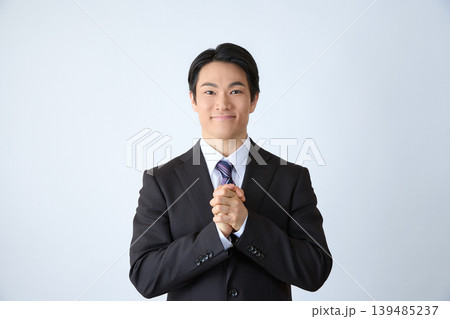 手を合わせる笑顔のビジネスマン 139485237