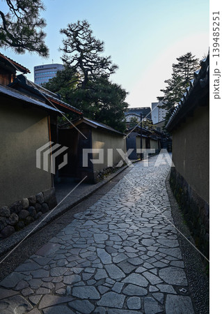 青空が広がる春の長町武家屋敷跡 139485251