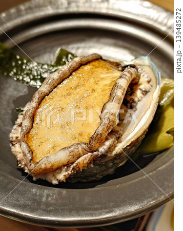 高級食材・アワビの活き造りや踊り焼き前の新鮮な状態 高級食材・アワビの活き造りや踊り焼き前の新鮮な状態 139485272