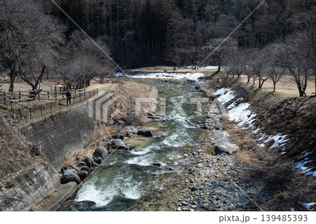 透明度の高い渓流　長野県白馬村 139485393