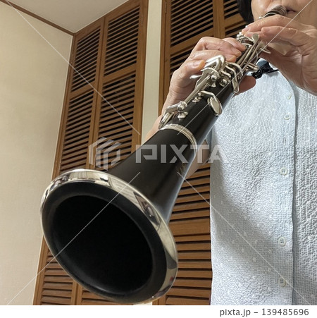 クラリネットを吹く人 クラリネットを吹く人 139485696