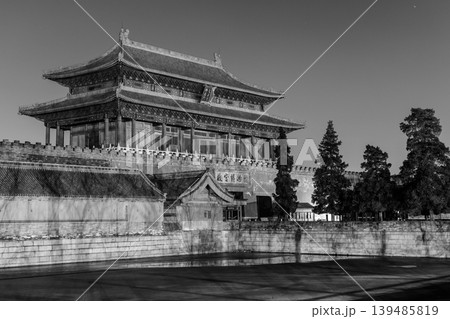Night view of the North exit gate of the Forbidden City (Palace Museum) in Beijing, China 139485819