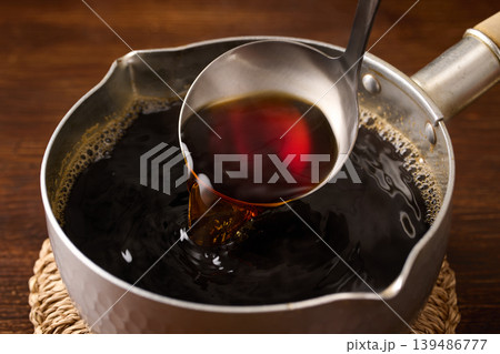 麺つゆをお玉ですくう 麺つゆをお玉ですくう 139486777