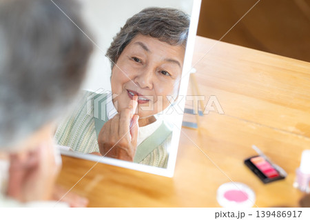 ビューティー　メイクをするシニア女性 139486917