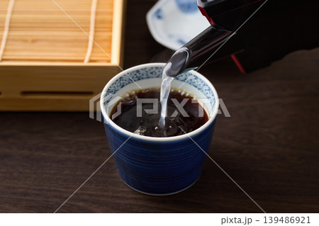 蕎麦湯を蕎麦猪口に注ぐ 139486921