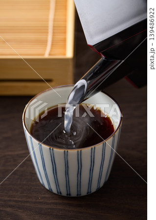 蕎麦湯を蕎麦猪口に注ぐ 139486922