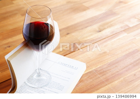 ワインのグラスと本 - 赤ワインを飲みながら読書を楽しんでいるイメージ ワインのグラスと本 - 赤ワインを飲みながら読書を楽しんでいるイメージ 139486994