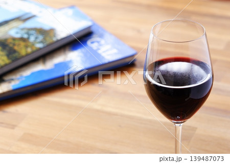 ワインのグラスと本 - 赤ワインを飲みながら読書を楽しんでいるイメージ ワインのグラスと本 - 赤ワインを飲みながら読書を楽しんでいるイメージ 139487073