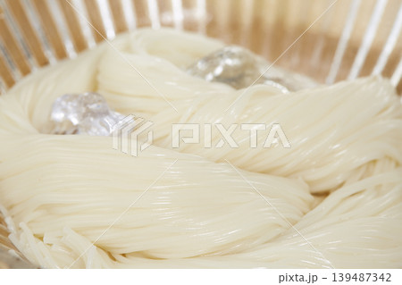 日本の夏の定番麺料理_冷たいそうめん 139487342