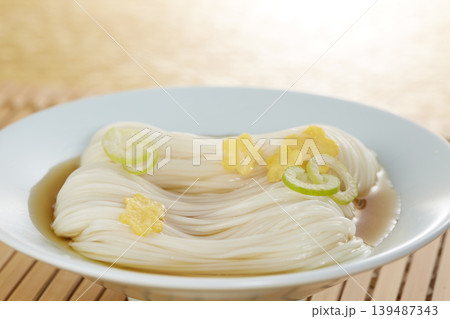 日本の夏の定番麺料理_冷たいそうめん 日本の夏の定番麺料理_冷たいそうめん 139487343