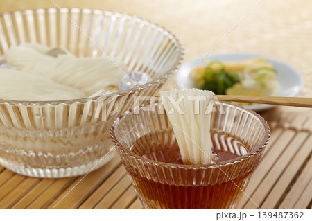 日本の夏の定番麺料理_冷たいそうめん 日本の夏の定番麺料理_冷たいそうめん 139487362