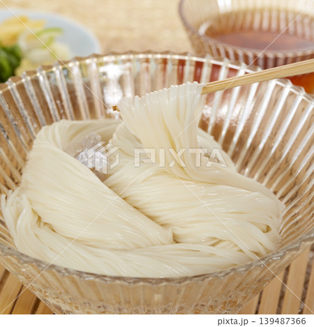 日本の夏の定番麺料理_冷たいそうめん 139487366
