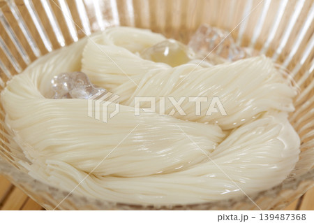 日本の夏の定番麺料理_冷たいそうめん 139487368