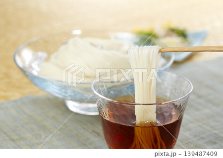 日本の夏の定番麺料理_冷たいそうめん 139487409