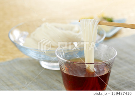 日本の夏の定番麺料理_冷たいそうめん 139487410