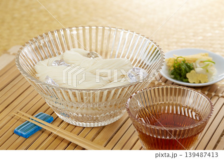 日本の夏の定番麺料理_冷たいそうめん 日本の夏の定番麺料理_冷たいそうめん 139487413
