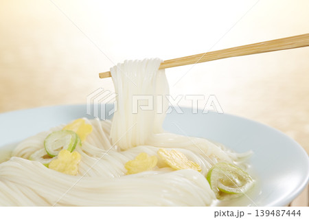 日本の夏の定番麺料理_冷たいそうめん 日本の夏の定番麺料理_冷たいそうめん 139487444