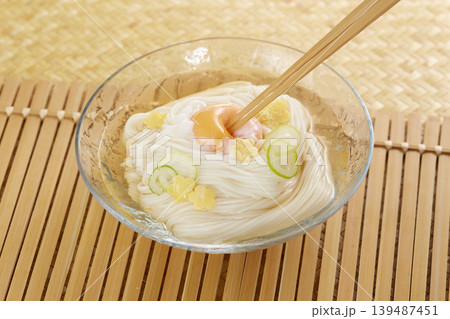 日本の夏の定番麺料理_冷たいそうめん 日本の夏の定番麺料理_冷たいそうめん 139487451