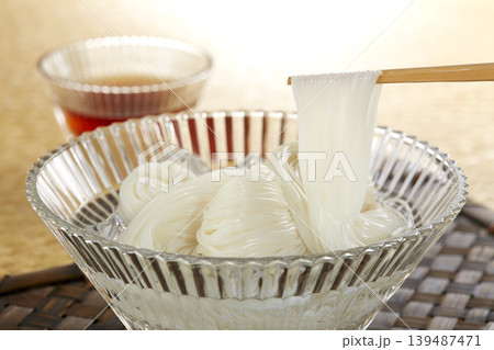 日本の夏の定番麺料理_冷たいそうめん 139487471
