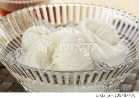 日本の夏の定番麺料理_冷たいそうめん 日本の夏の定番麺料理_冷たいそうめん 139487476