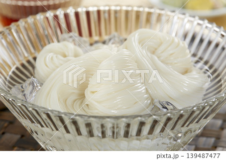 日本の夏の定番麺料理_冷たいそうめん 日本の夏の定番麺料理_冷たいそうめん 139487477