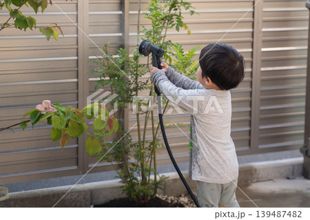 庭の植物に水やりをする男の子 139487482