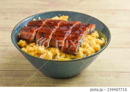鰻の卵とじ丼 鰻の卵とじ丼 139487718