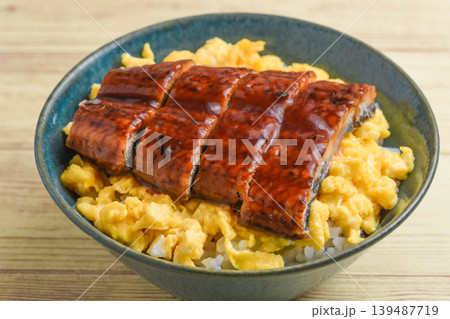 鰻の卵とじ丼 139487719
