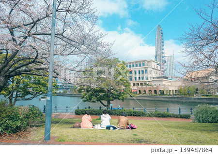 桜咲く公園で遊ぶ親子 139487864