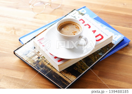 コーヒーと本 - 淹れたてのコーヒーを飲みながら、のんびり読書を楽しんでいるイメージ コーヒーと本 - 淹れたてのコーヒーを飲みながら、のんびり読書を楽しんでいるイメージ 139488185