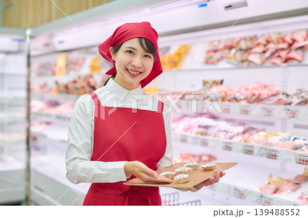 スーパーマーケットの試食コーナーで働く若い女性 139488552