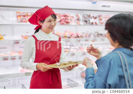 スーパーマーケットの試食コーナーで働く若い女性 139488554