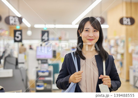 セルフレジで清算を済ませてエコバッグを肩に描ける若い女性 139488555